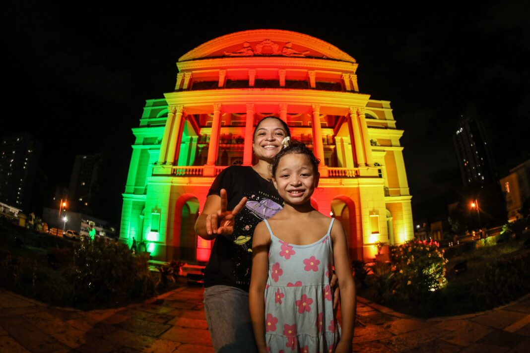 Teatro Amazonas recebe iluminação com as cores da bandeira do Rio Grande do Sul_Fotos_Marcely _Secretaria de Cultura e Economia Criativa (7)