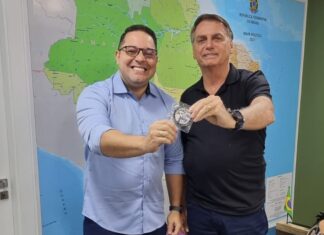 Jair Bolsonaro recebe delegado Costa e Silva e entrega medalha 3i