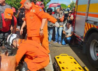 Em ação complexa, bombeiros resgatam homem de bueiro no bairro Japiim