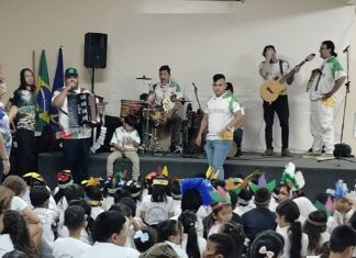 Grupo Puxirum apresenta espetáculo que expressa tradições de comunidades ribeirinhas no Teatro Gebes Medeiros
