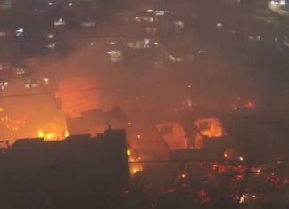 Vídeo: Bombeiros combatem incêndio em comunidade da zona sul de SP