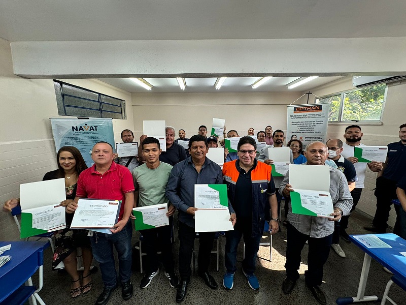 Detran-AM_Diretor-presidente Wendell Waughan com contemplados_CRÉDITO_Divulgação_Detran-AM