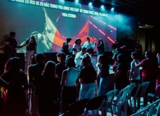 Que tal um programa para adolescentes numa sexta-feira de noite?