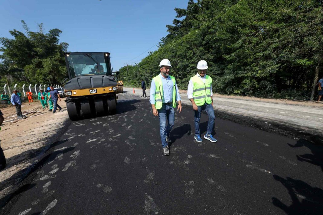 Wilson Lima vistoria retomada de obras na AM-010 e destaca diferencial no trabalho de modernização da rodovia - Foto: Alex Pazuello / Secom