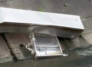 Ecobarreira é roubada de igarapé em Manaus