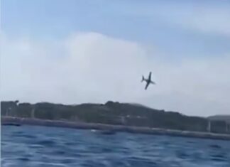 Avião cai no mar da França durante show aéreo, veja o vídeo