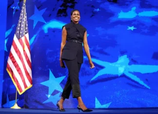 Hipocrisia: Michelle Obama usou um terninho de quase US$ 3 mil, cerca de R$ 15 mil, enquanto discursava contra os ricos