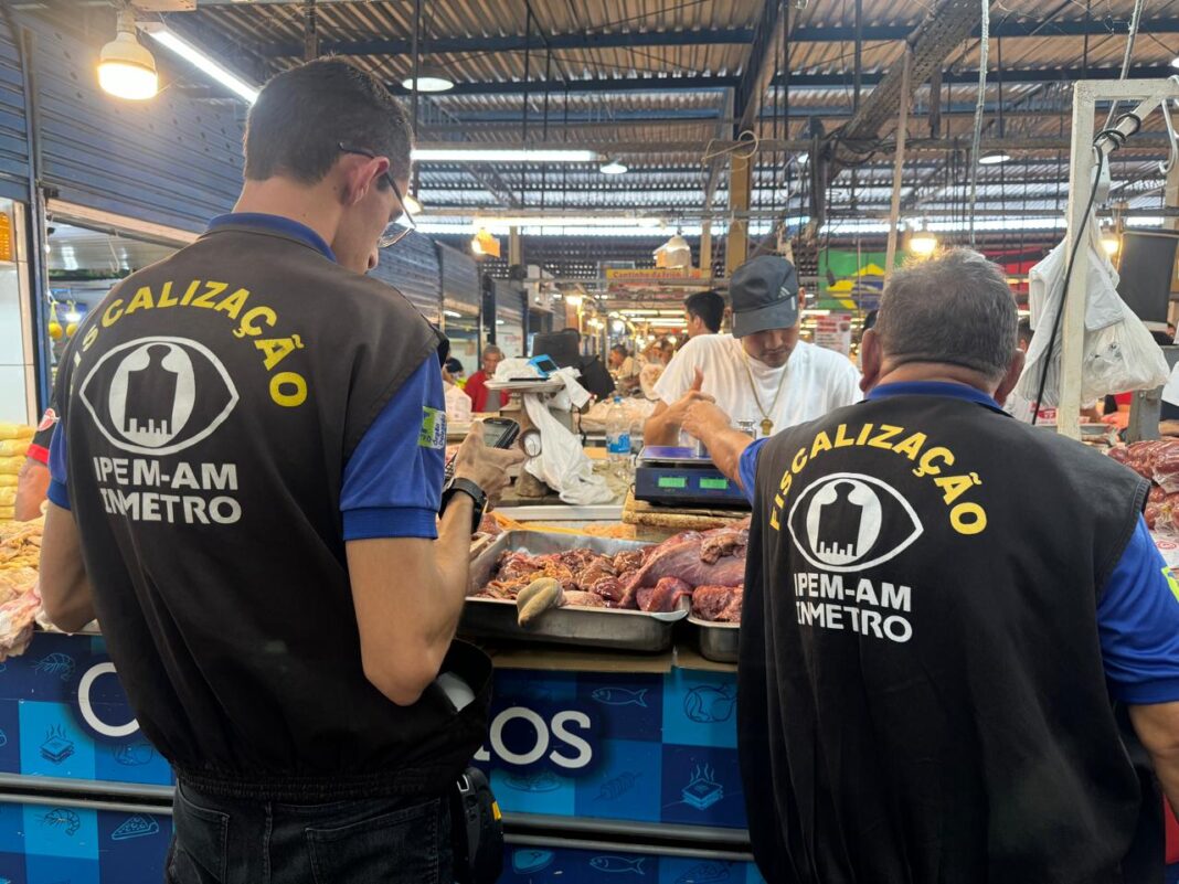 Durante a operação “Feiras Livres”, agentes do Demel fiscalizaram 201 balanças e apreenderam 15 modelos sem aprovação junto ao Inmetro - Foto: Jeane Glay / Ipem-AM