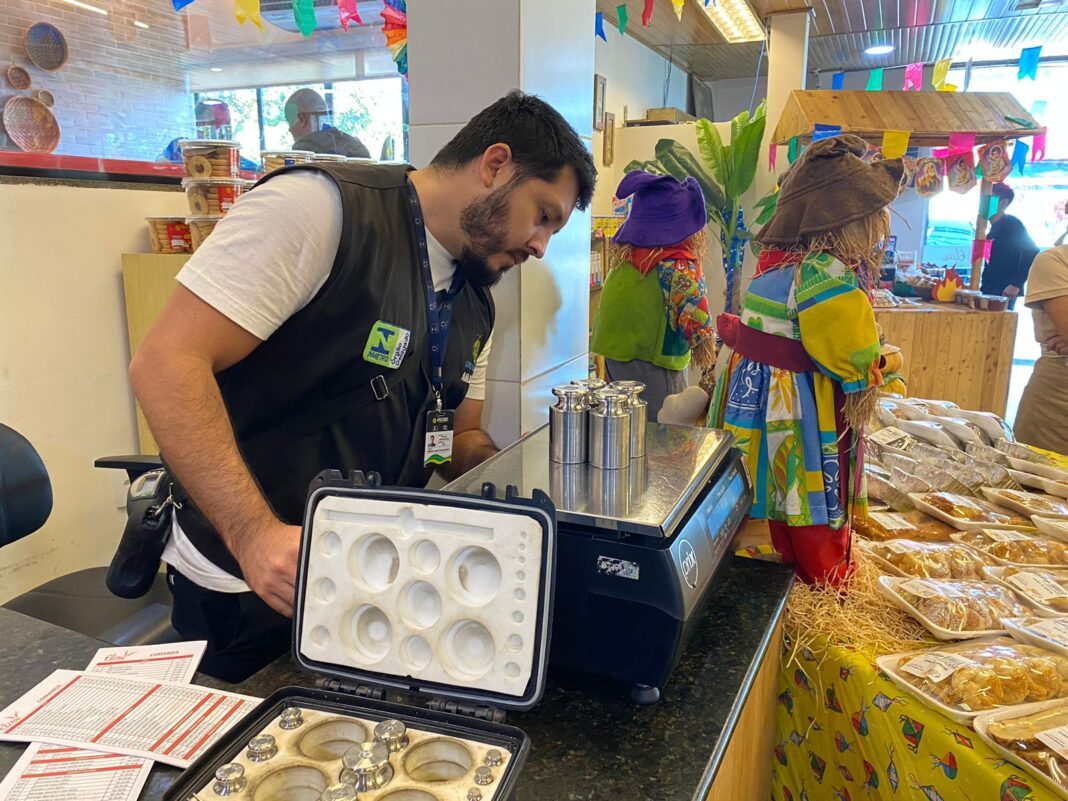 Durante a operação “Férias Escolares”, os agentes do instituto fiscalizaram estabelecimentos que comercializam comida a quilo e pão francês - Foto: Maria Paula Montenegro / Ipem-AM