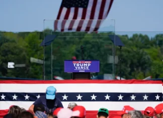 Trump usa protetor de vidro à provas de balas em comício após atentado