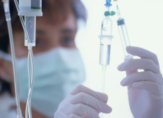 EUA: enfermeira coloca água de torneira no lugar de remédio e 9 morrem