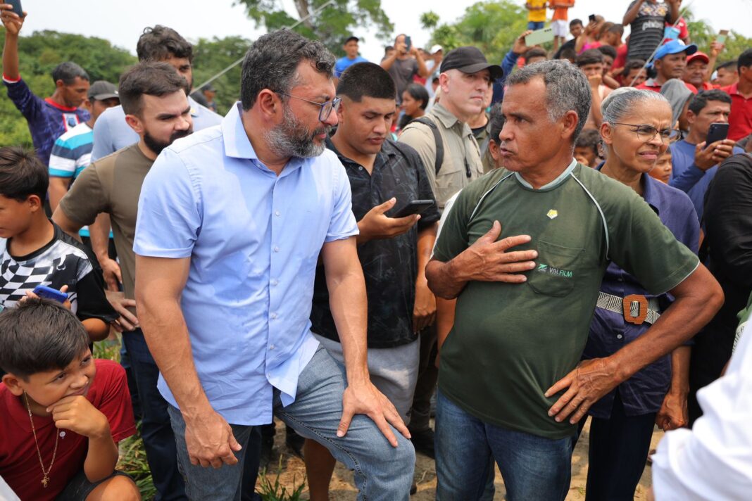 Em-visita-a-comunidades-de-Manaquiri-Alvaraes-e-Tefe-Wilson-Lima-reforca-pedidos-de-apoio-no-enfrentamento-a-estiagem-ao-presidente-1_Foto-Alex-Pazuello-e-Diego-Peres-Secom.jpeg
