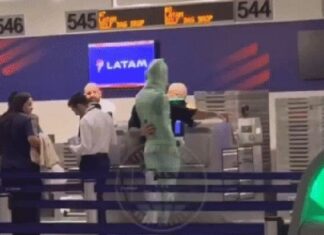 Homem tenta embarcar enrolado com plástico filme como bagagem em Miami , veja o vídeo