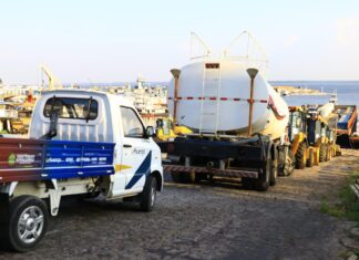 Governo do Amazonas inicia embarque de equipamentos para obras de água e esgoto do Prosai Parintins