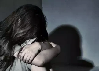 Menina de 11 anos é estuprada pelo companheiro da avó, engravida e tem o filho no interior