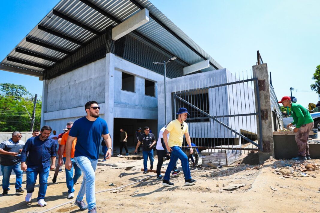 Prefeito David Almeida vistoria obra de unidade de saúde no bairro São José com entrega para novembro