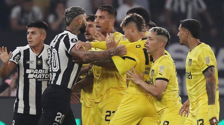 jogadores-de-botafogo-e-penarol-se-desentendem-durante-jogo-pela-libertadores-1729731365051_v2_750x421
