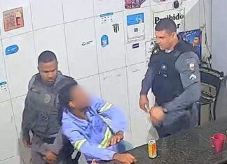 Homem leva ‘tapa na cara’ de policial após bater na própria mãe e vídeo viraliza; Veja