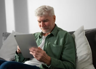 Como os dispositivos de monitoramento ajudam os idosos?