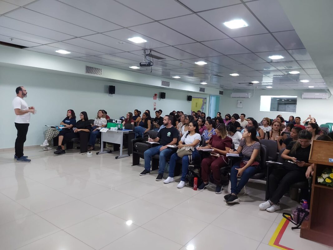 O curso reuniu 90 participantes, entre profissionais e estudantes de saúde, no auditório da FCecon - Foto: Divulgação / FCecon