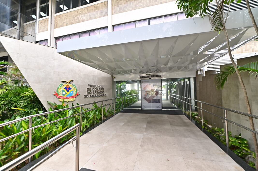 fachada TCE-AM - foto Joel Arthus