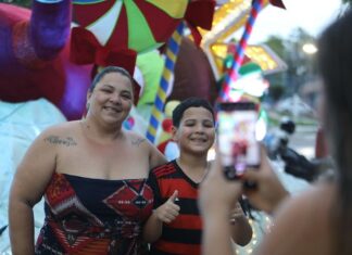 Moradores da zona Sul de Manaus prestigiam desfile dos carros alegóricos da última ‘Caravana Natalina’ da prefeitura