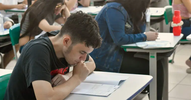 20240131_00_estudantes_sala_de_aula_provao_paulista_vestibular-768x403-1.jpg