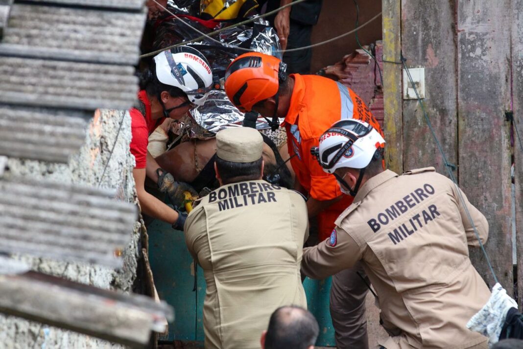 Governo do Amazonas mobiliza operação de resgate de vítimas de deslizamento de terra no bairro Redenção 2_Foto Arthur Castro Secom