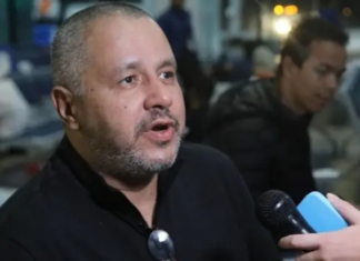 Brasileiro que chegou algemado e diz que morou 35 anos nos EUA foi condenado a 5 anos por lavagem de dinheiro nos EUA, afirma nota do X e chegaram ao Brasil por medida de Biden