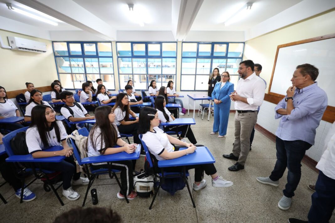Governador-Wilson-Lima-abre-ano-letivo-da-capital-com-lancamento-de-projeto-para-inserir-estudantes-no-mercado-de-trabalho-1_Foto-Alex-Pazuello-Secom.jpg