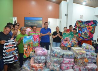 Prefeitura de Parintins entrega abadás aos blocos das chaves Irreverentes e Especiais do Carnailha 2025