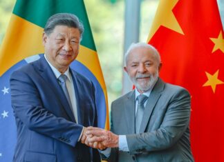 EUA e China taxam seus produtos para proteger seu povo. No Brasil o Lula criou a taxa da blusinha para ferrar o povo brasileiro #KiFase