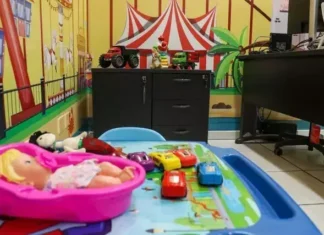 Menina de 7 anos é estuprada pelo padrastoFDP (35 anos) enquanto assistia filme no quarto