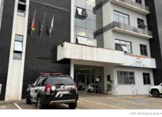 Mulher é acordada a facadas pelo ex-companheiro