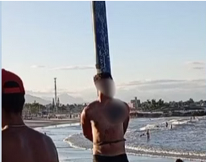 Homem é amarrado em poste e linchado em praia ao se exibir a crianças