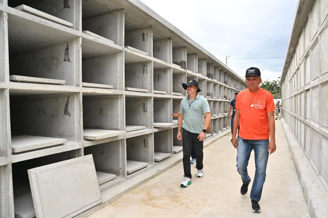 Prefeito-David-Almeida-vistoria-obra-de-ampliacao-do-cemiterio-vertical-Nossa-Senhora-Aparecida-para-atender-demanda-de-sepultamentos-3.jpeg