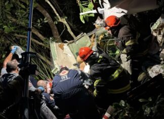 Avião de pequeno porte cai no litoral e mata pelo menos 1 pessoa