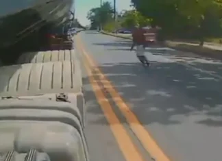 Homem se joga embaixo de carreta após perder esposa e filha em acidente, veja o vídeo, cenas fortissimas