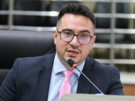 Em Manaus, Rodrigo Guedes cobra explicações sobre a paralisação das obras de reforma da Quadra do Lírio do Vale