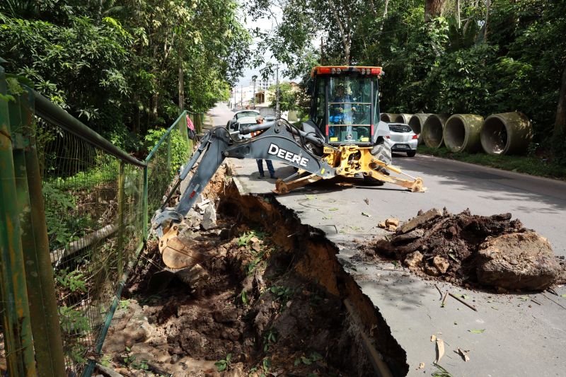 Prefeitura de Manaus realiza serviços de infraestrutura no bairro Parque Dez de Novembro