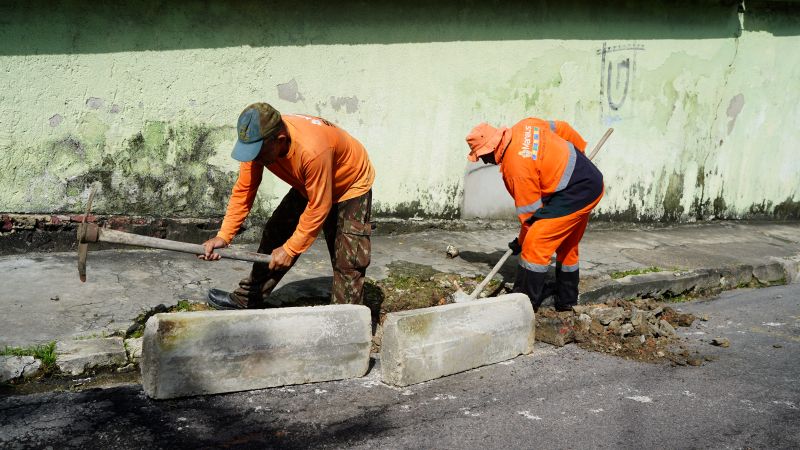Prefeitura executa serviço de drenagem superficial com implantação de meio-fio e sarjeta para evitar alagamentos no bairro São José 2