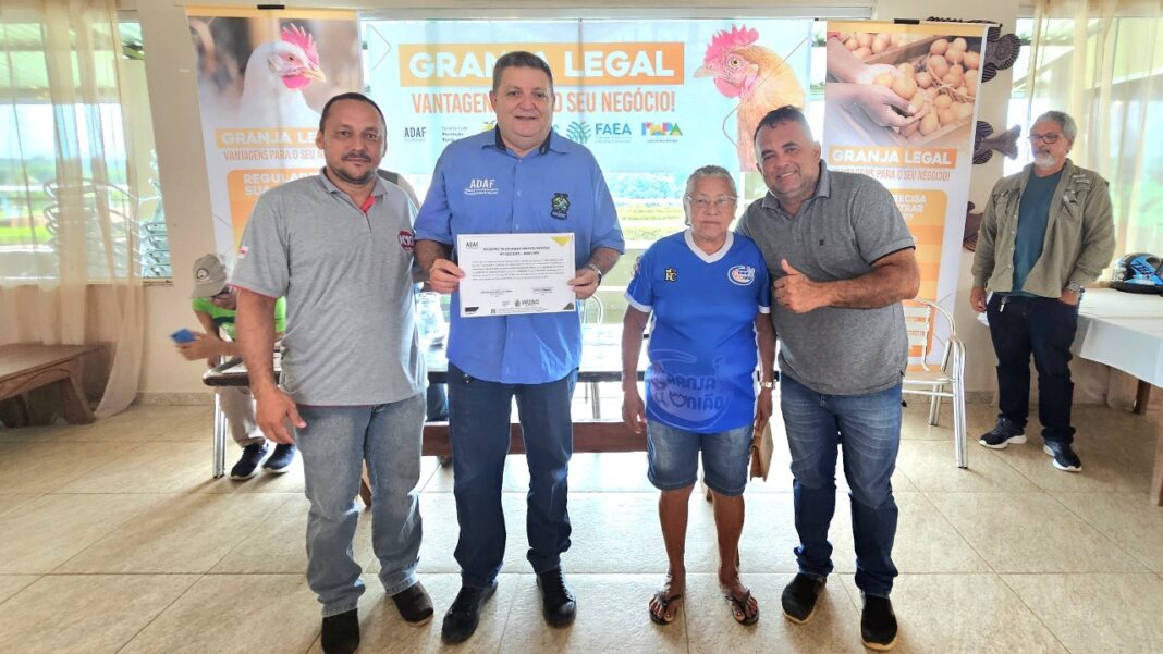 Adaf3-Presidente José Omena entrega registro de granjas a produtores