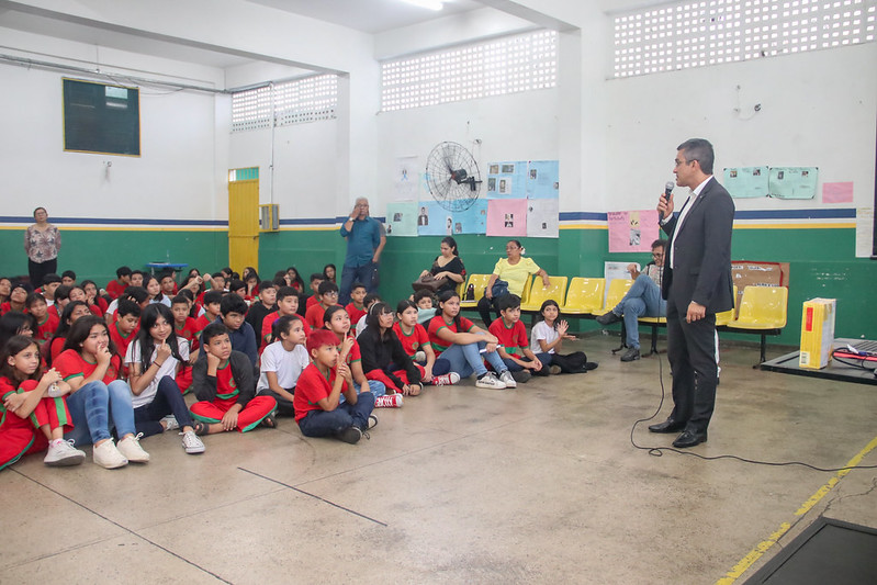 Estudantes da Prefeitura de Manaus participam de palestra sobre bullying e cyberbullying no ambiente escolar