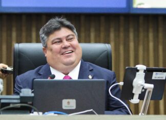 Presidente David Reis anuncia antecipação da primeira parcela do 13º salário dos servidores da CMM