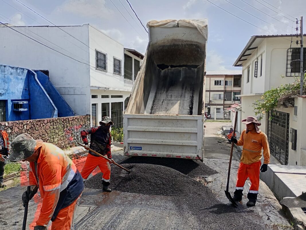 Prefeitura de Manaus realiza recuperação asfáltica no bairro Parque 10