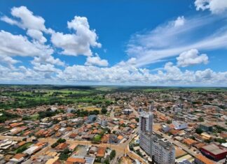 Homem leva duas mulheres para motel e tenta fugir sem pagar a conta e acaba chamando a mãe para pagar