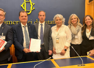 Em Roma, brasileira entrega mais de 110 mil assinaturas contra decreto que restringe cidadania italiana