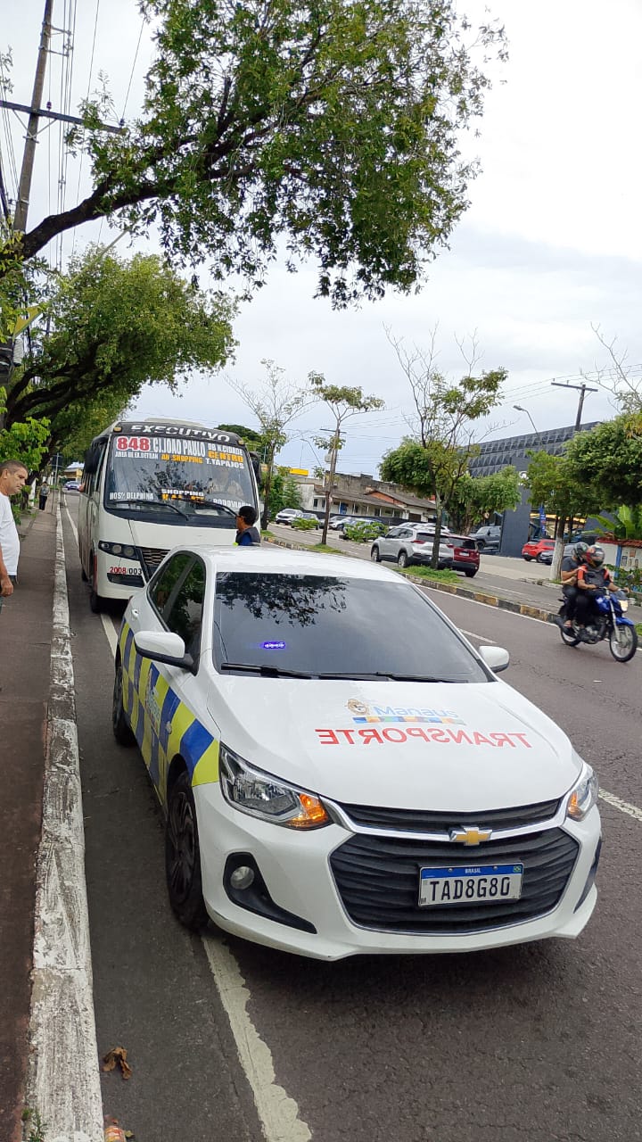 Prefeitura de Manaus flagra motorista sem habilitação em veículo do transporte executivo na Djalma Batista 2