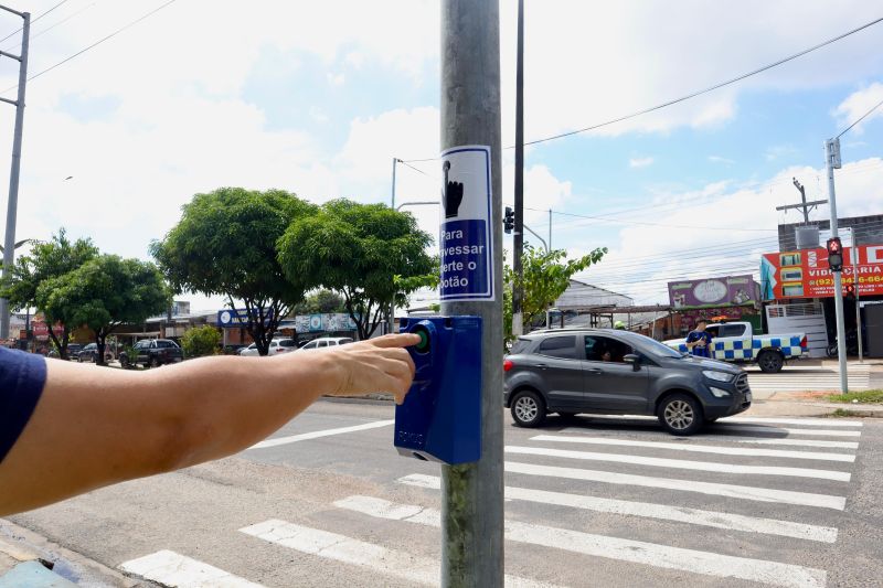 Prefeitura implanta semáforo de pedestre e reforça sinalização no bairro Compensa