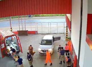 Vídeo mostra mãe e padrasto levando menina B4L34DA a batalhão dos bombeiros